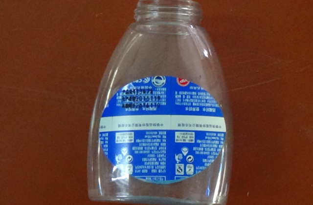 etiquetadora amb rodatge per a ampolles planes samples.jpg