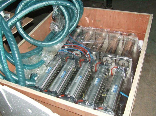 Màquina d'omplir 4 capçals en caixa de fusta.jpg