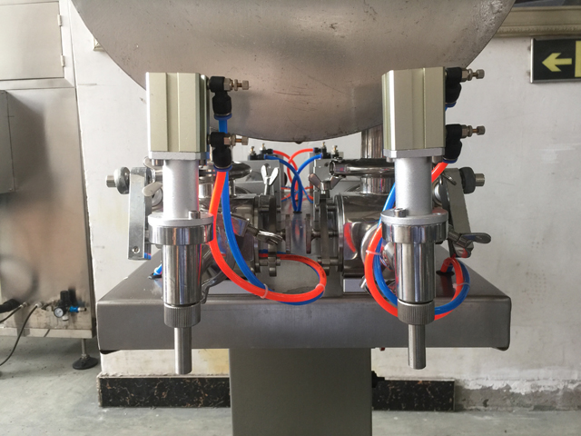 two filling nozzles pneumatic filler equipment broquets dos.jpg