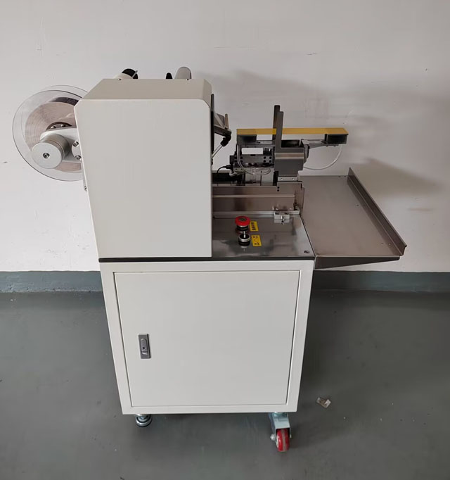 etiquetadora d'embalatge d'aliments per a gossos (5).jpg