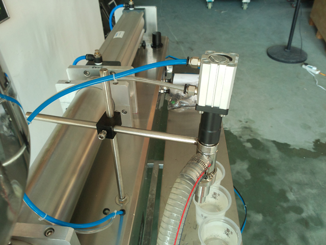 liquid filling machine for lotion shampoo cream Equip d'ompliment de xampú.jpg