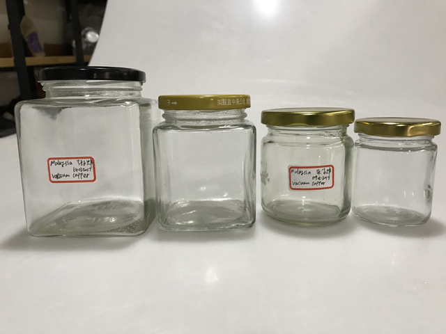 ampolles i taps per taponadora al buit.jpg