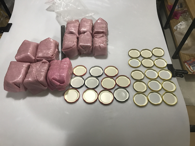 taps i ampolles pots per tapar al buit.jpg