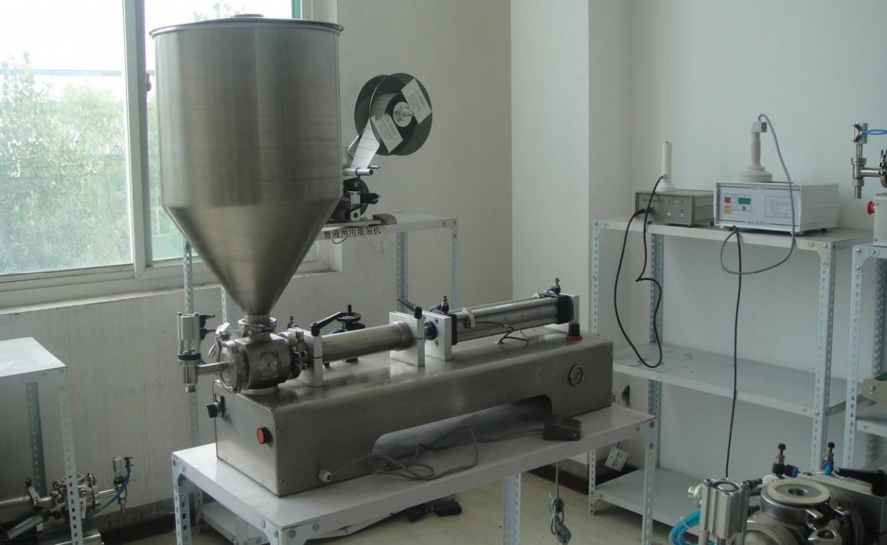 liquid paste filling machine with vertical hopper MÀQUINA D'OMPLIMENT DE TLUVIA SIMPLE CAP.jpg
