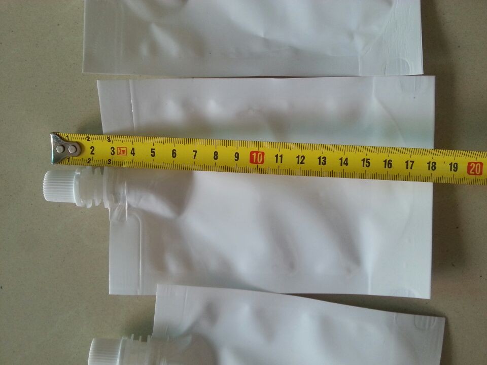 samples of spout bags sent from africa customers bosses d'un sol cap d'ompliment amb tremuja .jpg