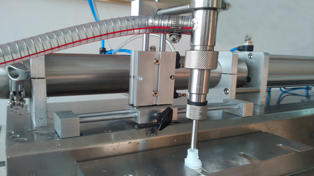 single head filling machine for spout bags with hopper broc de farciment.jpg