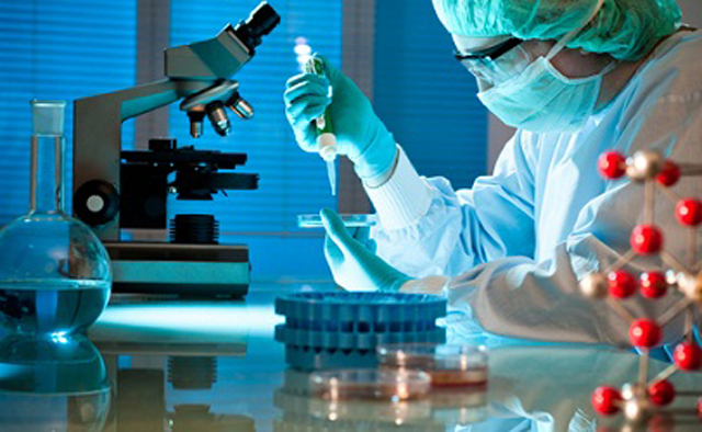 workers testing filling sealing samples proves-de-laboratori-amb-segellador-omplidor-de-tubs.jpg