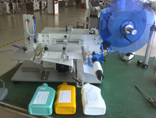 bottles labeling machine semi automatic equip etiquetador d'ampolles planes.jpg