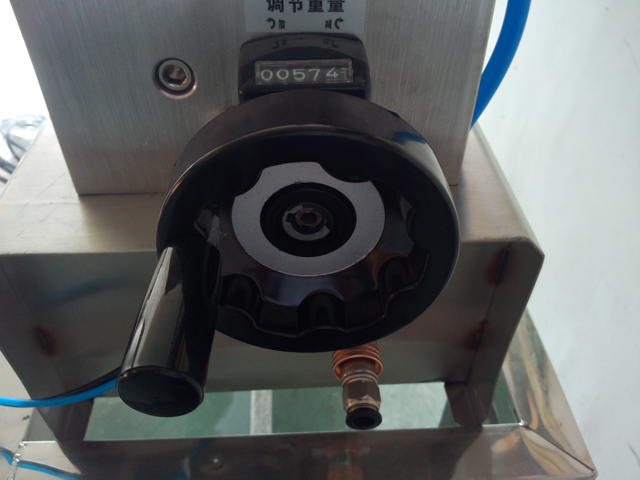 liquid filling machine semi automatic Equip d'ompliment de xampú.jpg