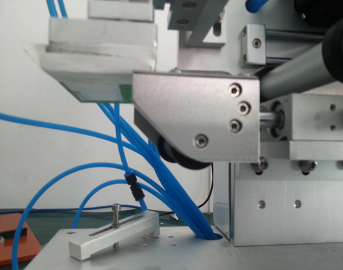 semi automatic flat bottles labeling equipment etiquetadora plana amb PLC avançat (2).jpg