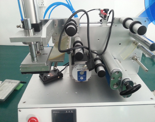 flat surface labeling equipment semi automatic etiquetadora de superfície plana equip (3).jpg