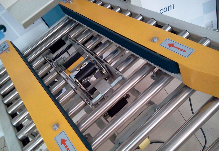 carton sealing stainless steel roll tir a prop per a la màquina de segellat de cartró semi auto.jpg