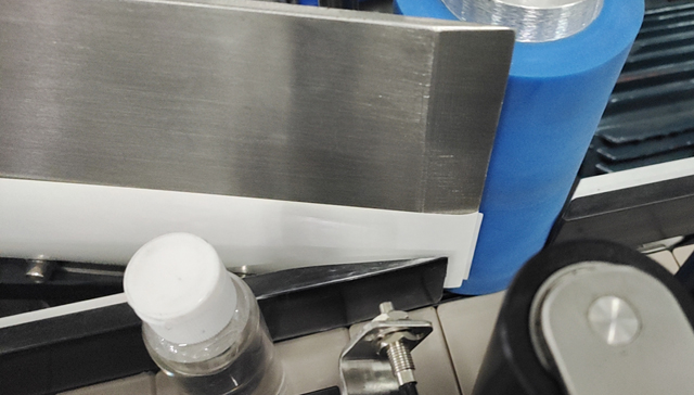 procés d'etiquetatge d'ampolles.jpg