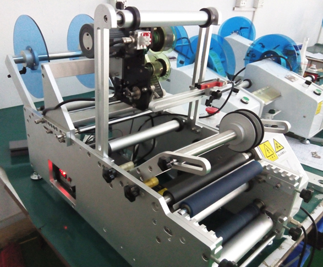 ETIQUETADORA SEMI AUTOMÀTICA per agulla d'injecció.jpg