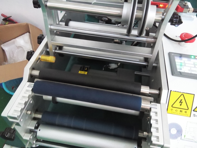 ETIQUETADORA SEMI AUTOMÀTICA per agulla d'injecció.jpg