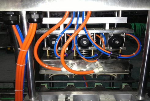 vacuum capper linear capçals de tapa al buit part close shot.jpg