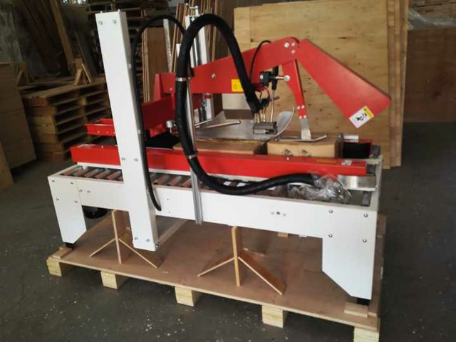 màquina de segellat de cartró de cola de fusió calenta.jpg