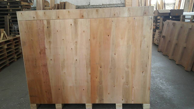 segellador de cartró en caixa de fusta.jpg