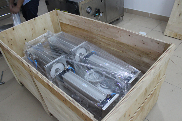 màquina dins caixa de fusta.jpg