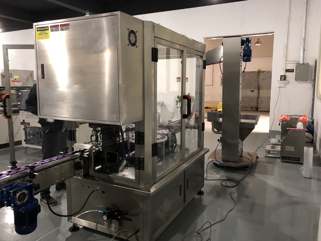 dibuix de la màquina de tapar pots de nata (2).jpg